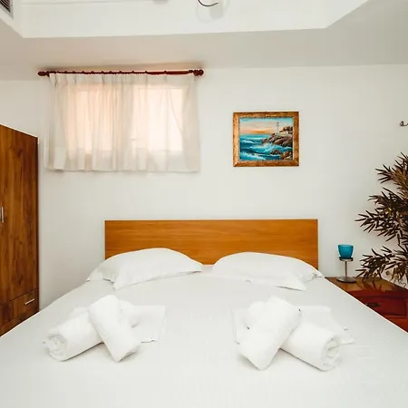 Golden Family Apartment